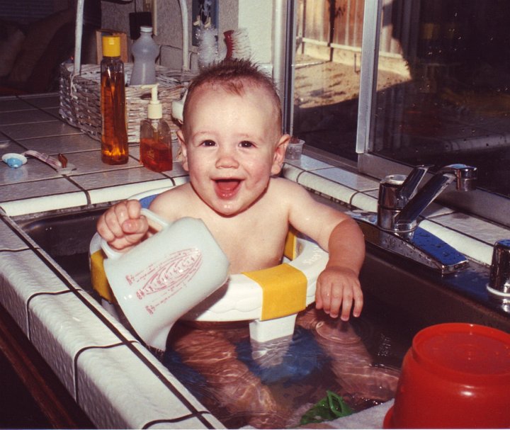 1990_07_19_Thoov2.jpg - Taking a bath, July 1990