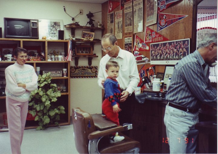 1991_12_07_Thoov1.jpg - Travis' 1st haircut - Mel's Barber Shop - December 7, 19912 years old